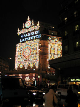 270px-Galeries_lafayette_xmas_night.jpg