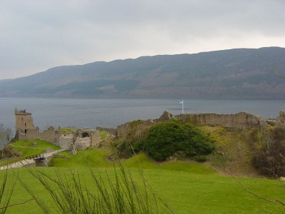 800px-Loch_Ness_Urquhart.jpg