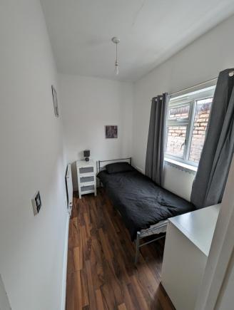 pokój we flacie z dużym ogrodem