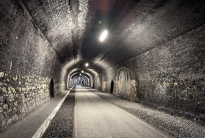 Historyczne tunele i piękne widoki – poznajcie Monsal Trail