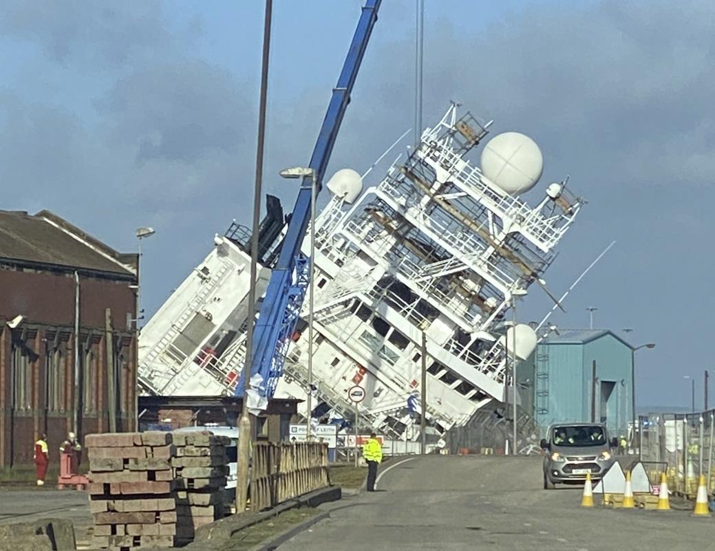 Wiele osób rannych po przewróceniu się statku w stoczni w Edynburgu