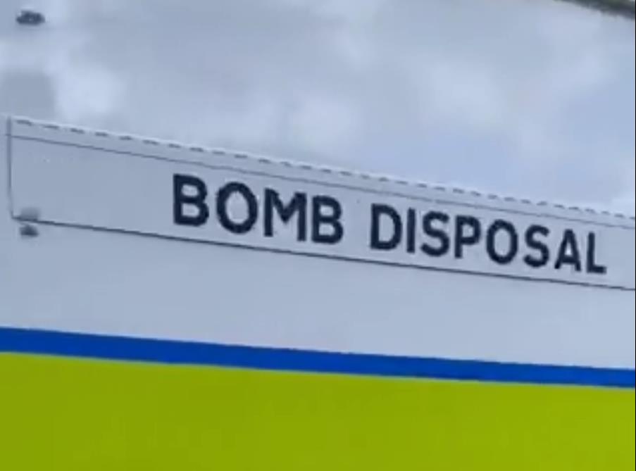 Ewakuacja ulicy w Sutton Coldfield.  Na miejscu policja, wojsko i saperzy