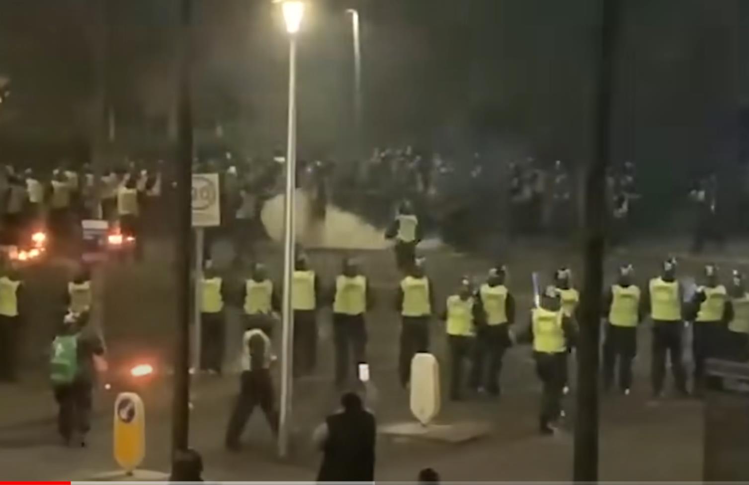 Zamieszki w Edynburgu. Policja atakowana koktajlami Mołotowa i fajerwerkami