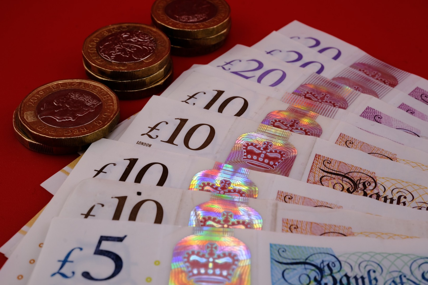 Ekonomiści apelują o podniesienie podatku dochodowego w Wielkiej Brytanii. Najbogatsi mogliby zapłacić nawet 50%