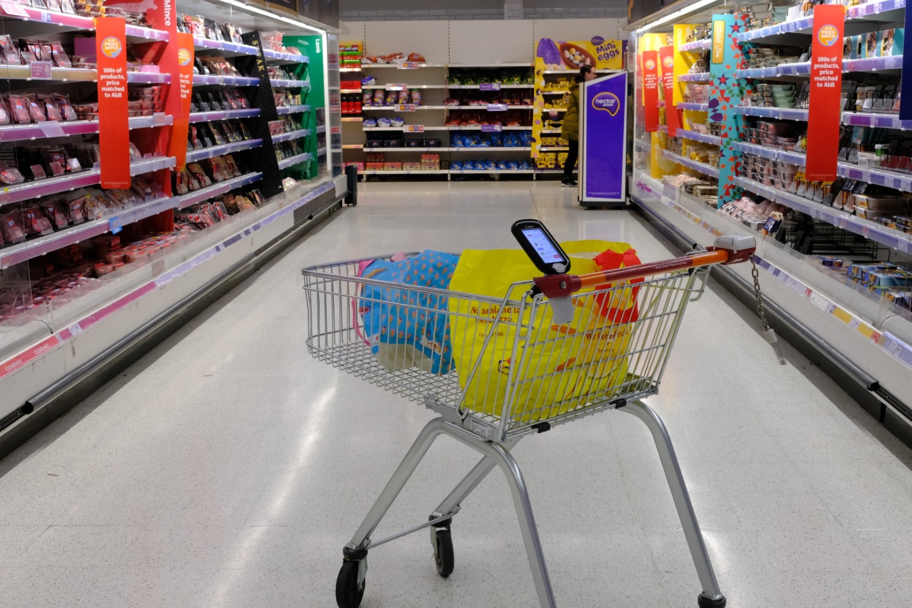 Klienci brytyjskich supermarketów wstrzymują wydatki w oczekiwaniu na listopadowy budżet