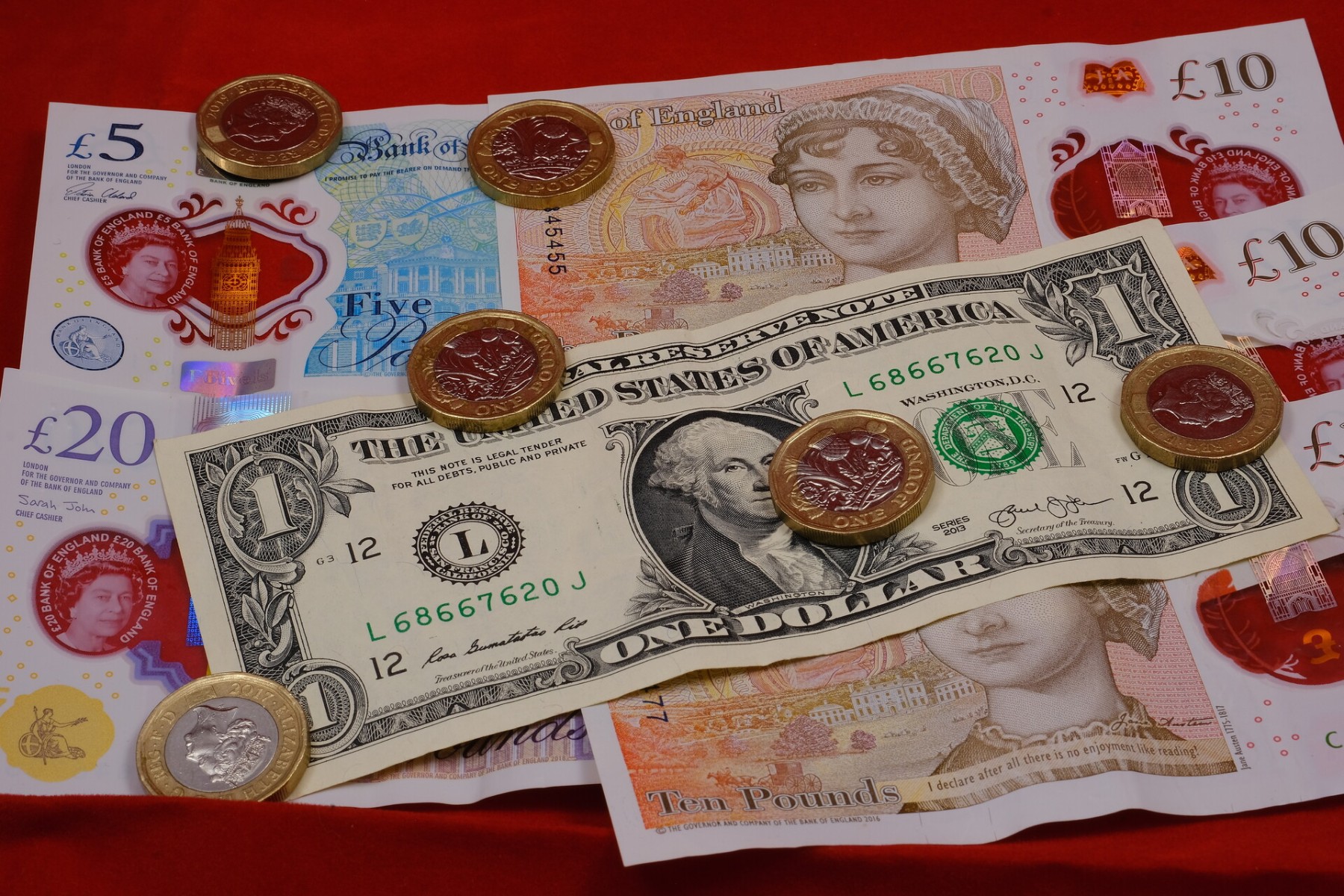 Funt szterling znów traci na wartości. Rynki reagują na najsłabszy kwartał w Wielkiej Brytanii