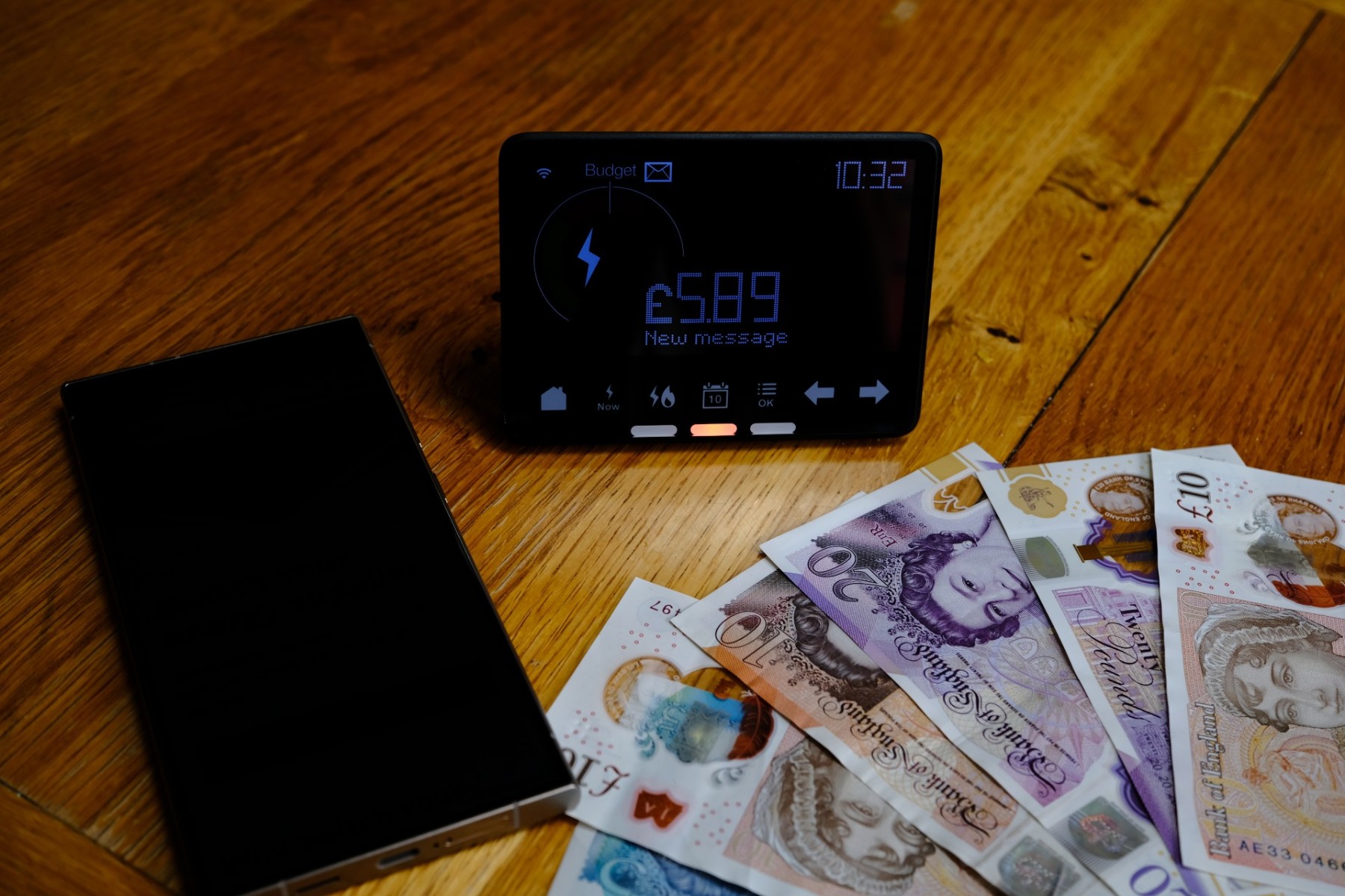 Rachunki za energię w Wielkiej Brytanii mogą spaść nawet o 200 GBP. Rząd rozważa duże zmiany w opłatach