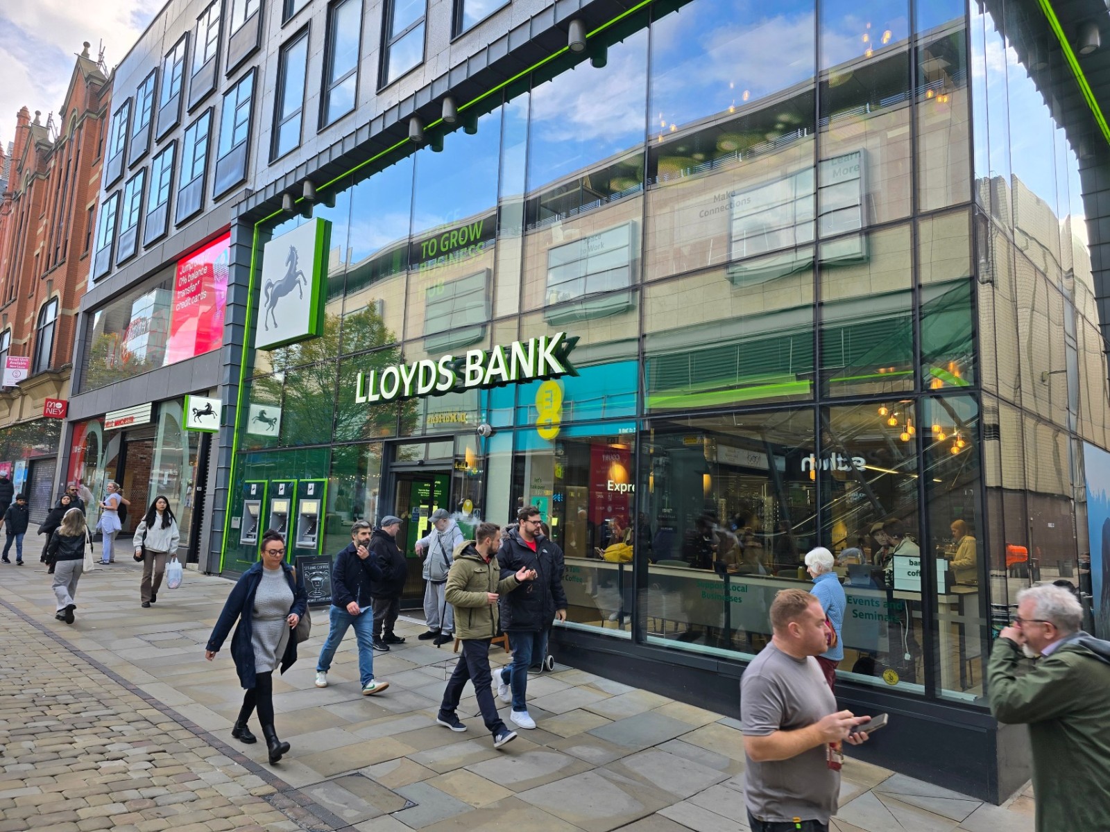 Duży bank zamyka kolejne oddziały. Lista 17 placówek w Wielkiej Brytanii, które znikają w listopadzie