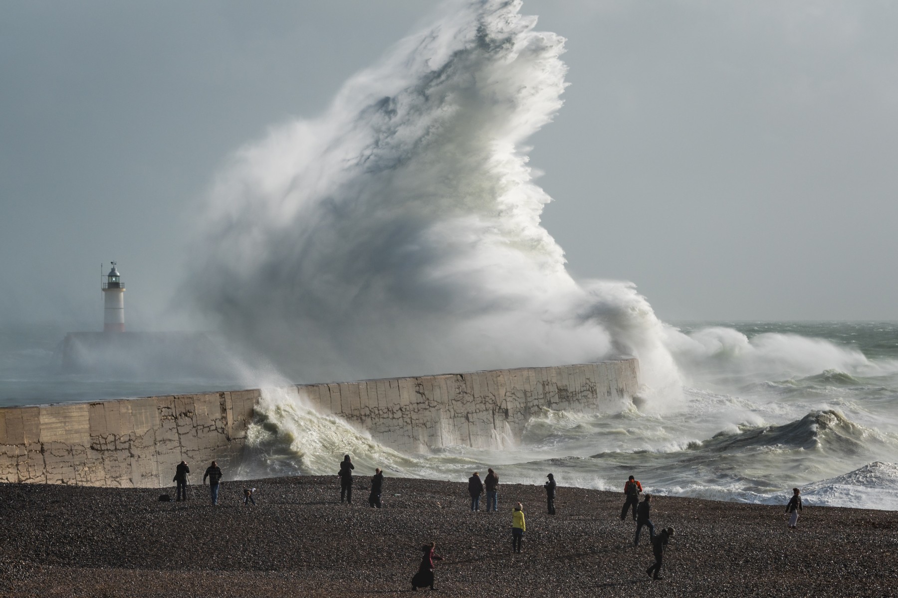Pilne: Sztorm Claudia uderzy w Wielką Brytanię: bursztynowe alerty i zagrożenie dla życia