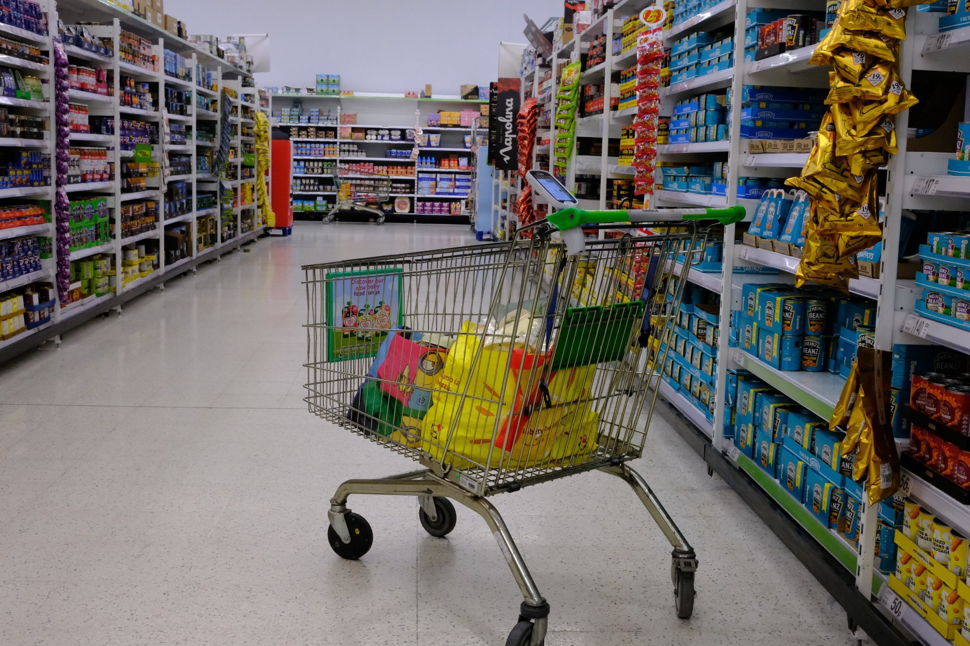 Aldi, Asda, Lidl, M&S, Poundland i inne supermarkety wydają pilne ostrzeżenia „nie jedz”. Oto pełna lista wycofań produktów